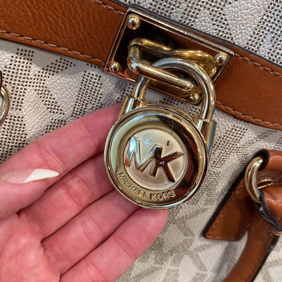 Michael Kors Large Signature Hamilton Tote - Picture 7 of 7